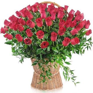 wielki bukiet czerwonych róż w wiklinowym koszyku
