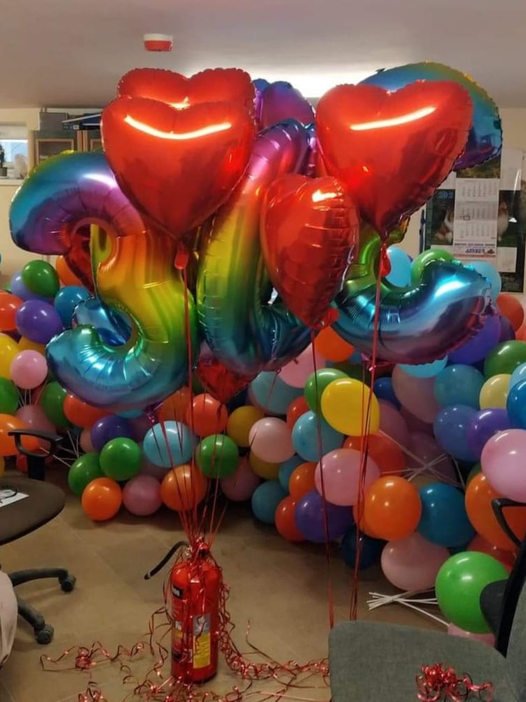 kolorowe balony wśród nich 30 lat