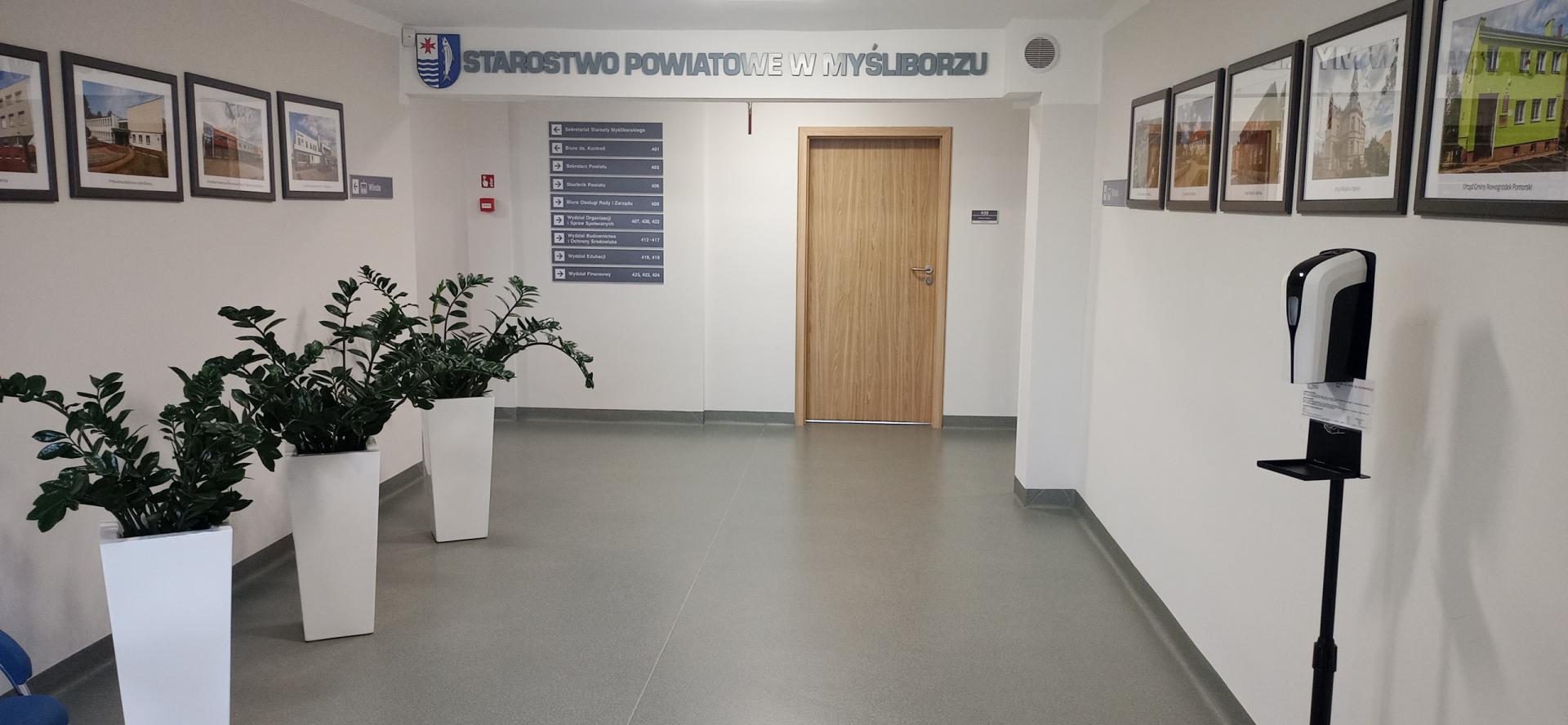 korytarz na IV piętrze budynku Starostwa Powiatowego w Myśliborzu, informacje na temat rozkłau biur urzędu